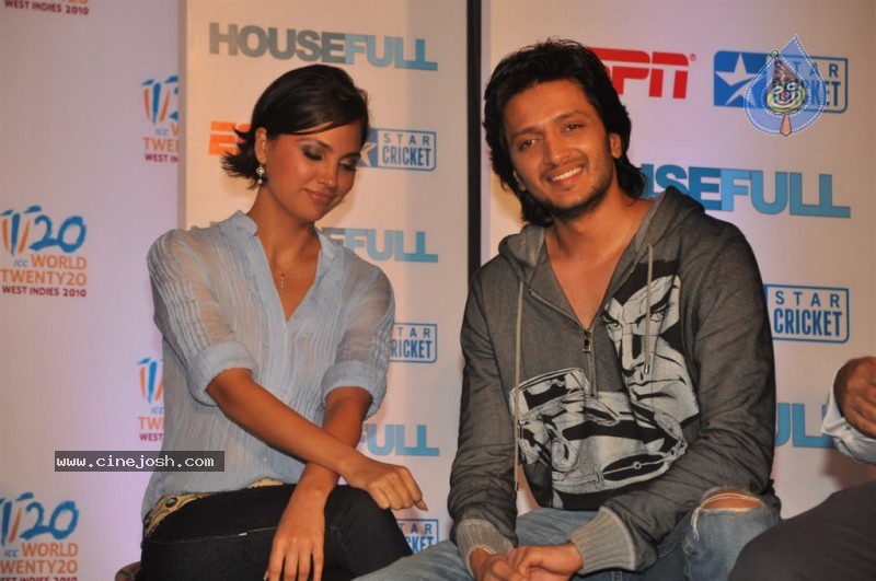 Housefull Movie Starcast at ICC T20 World Cup Event - 40 / 42 photos