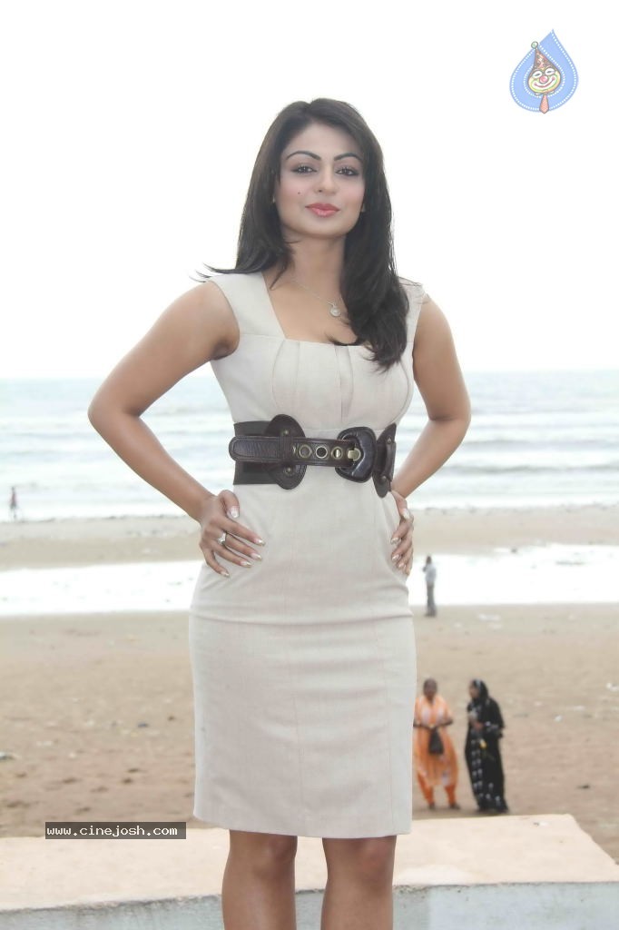 Hrishitaa Bhatt grace Diamond Day Celebrations - 48 / 59 photos