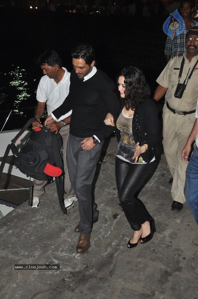 Hrithik Roshan Birthday Party - 17 / 75 photos