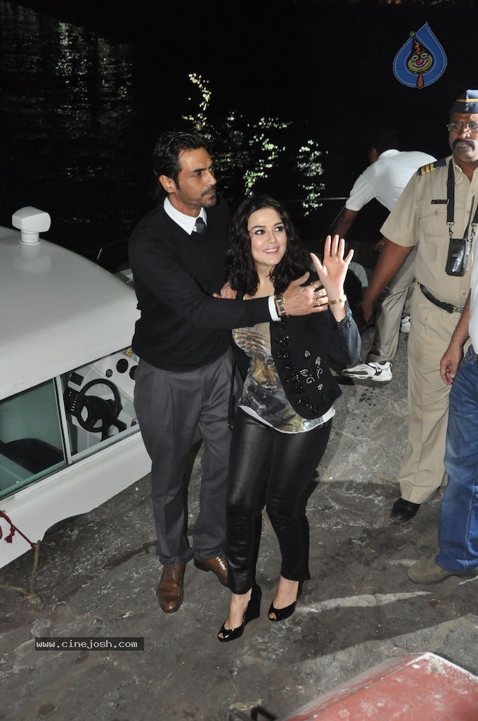 Hrithik Roshan Birthday Party - 26 / 75 photos