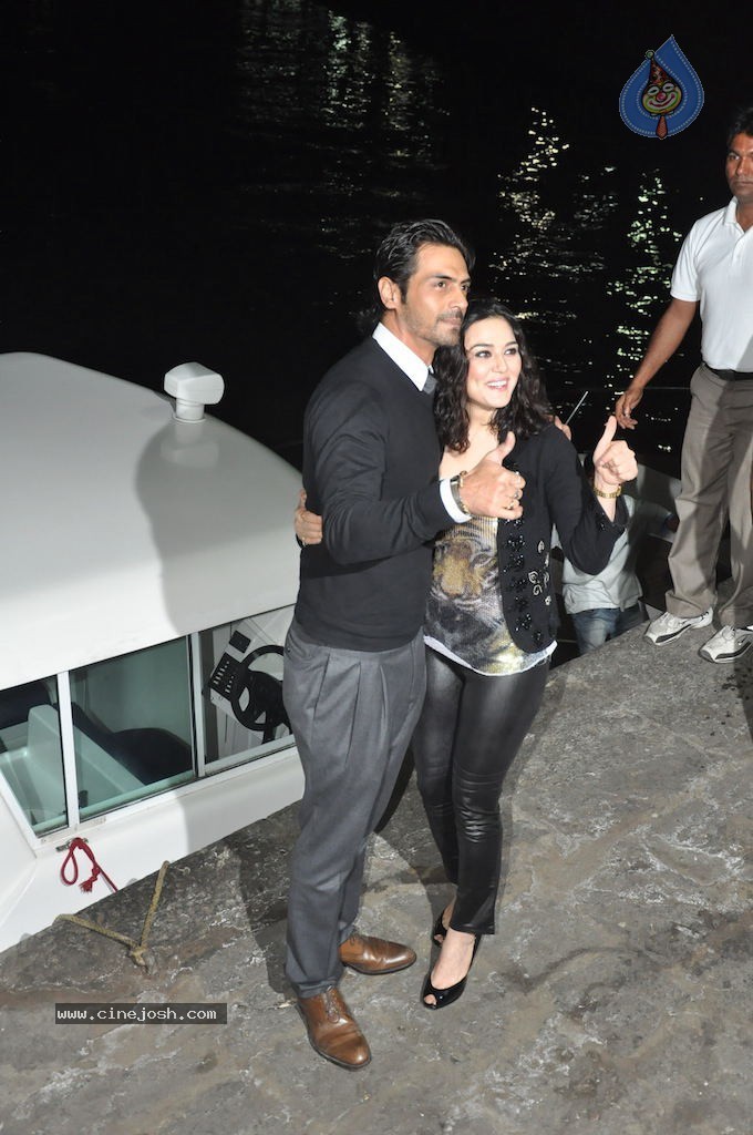 Hrithik Roshan Birthday Party - 28 / 75 photos