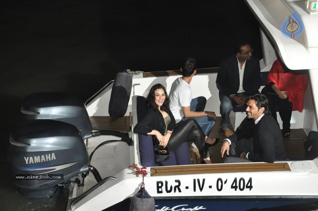 Hrithik Roshan Birthday Party - 41 / 75 photos