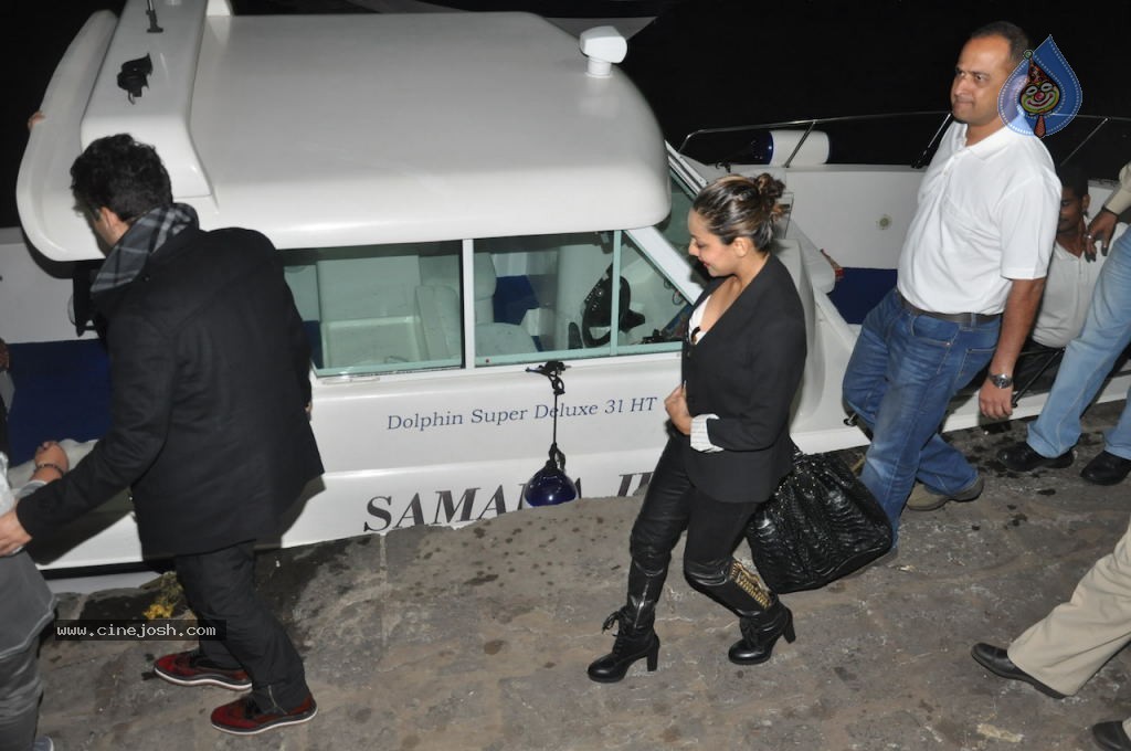 Hrithik Roshan Birthday Party - 43 / 75 photos