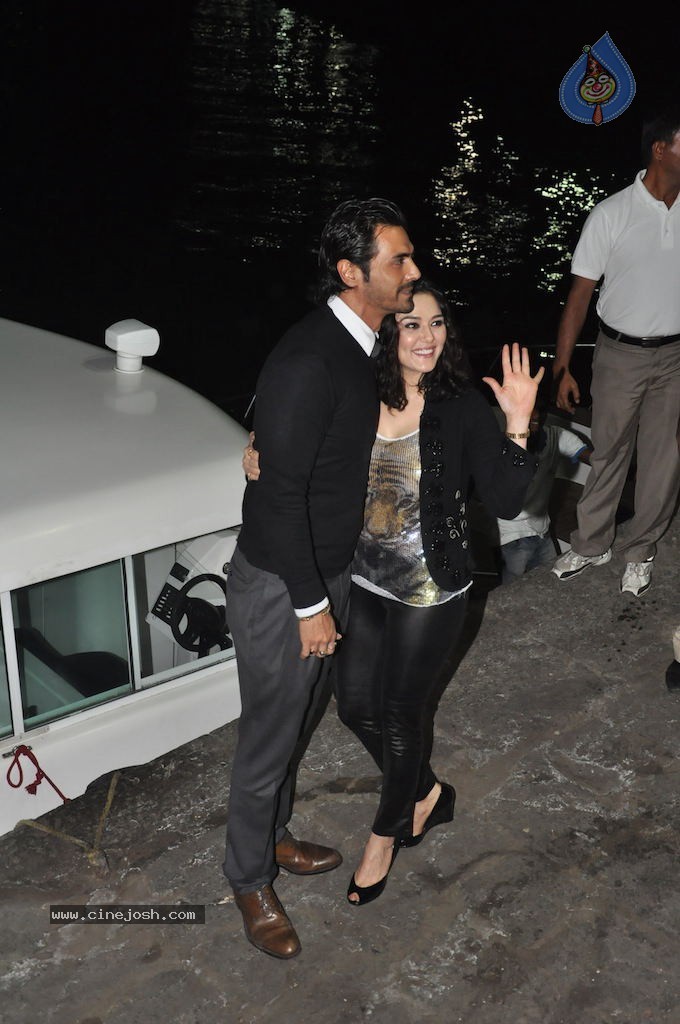 Hrithik Roshan Birthday Party - 47 / 75 photos