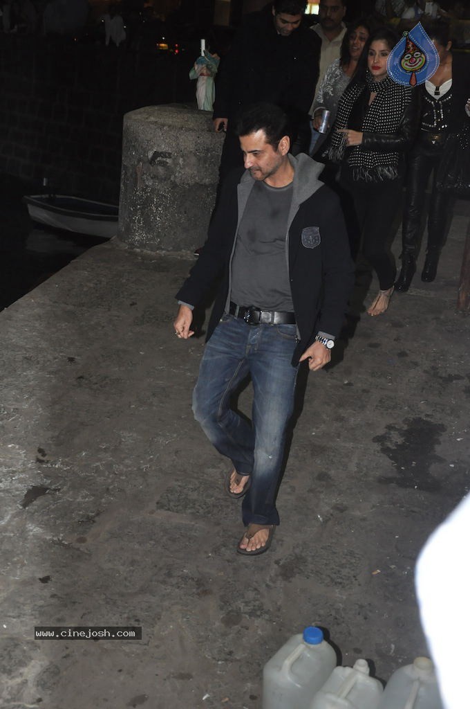 Hrithik Roshan Birthday Party - 53 / 75 photos