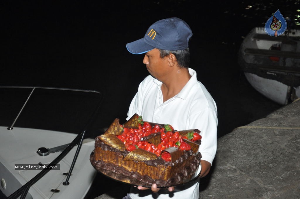 Hrithik Roshan Birthday Party - 62 / 75 photos