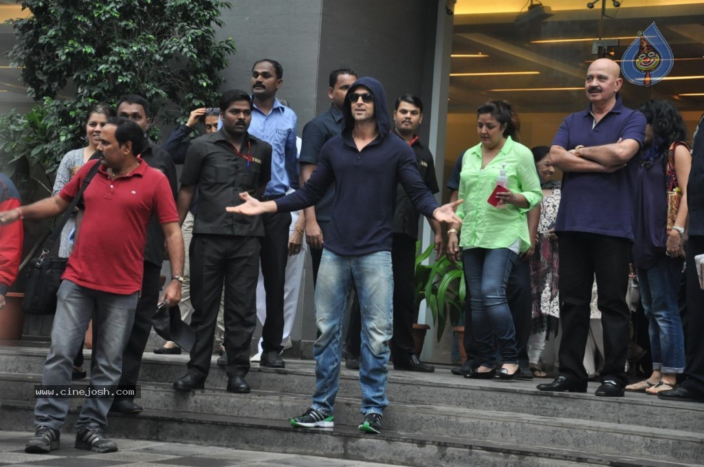 Hrithik Roshan Discharged Photos - 4 / 37 photos