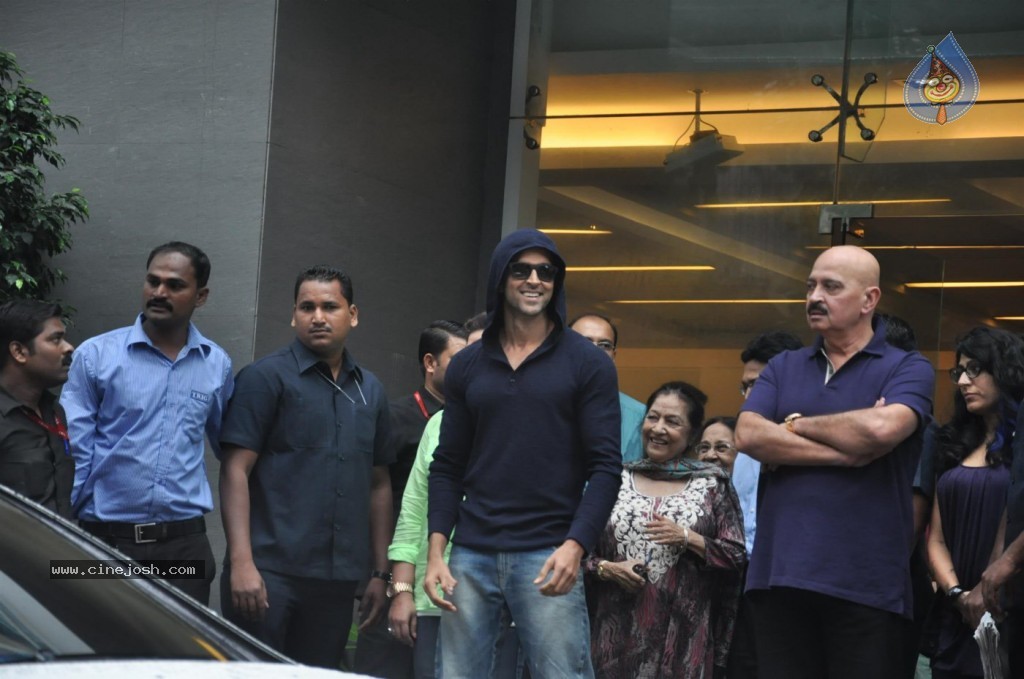 Hrithik Roshan Discharged Photos - 7 / 37 photos