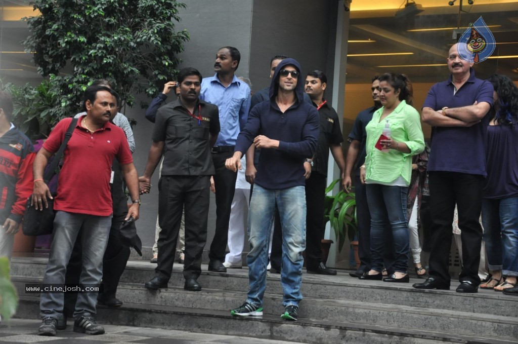 Hrithik Roshan Discharged Photos - 10 / 37 photos