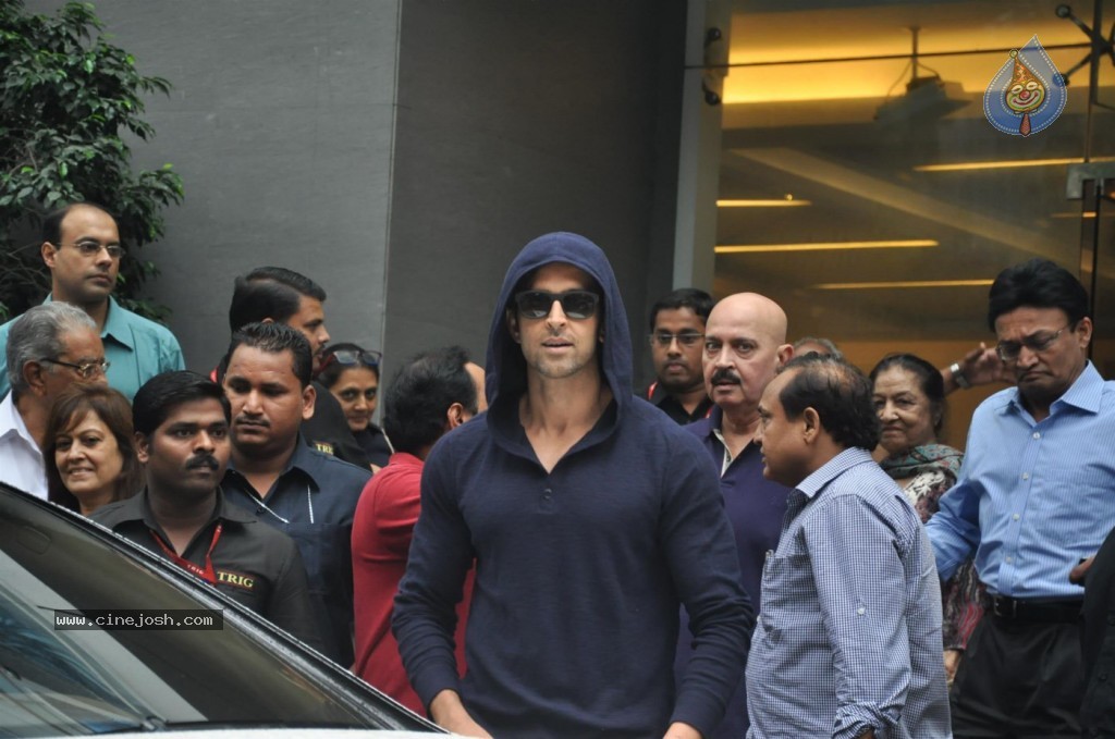 Hrithik Roshan Discharged Photos - 11 / 37 photos
