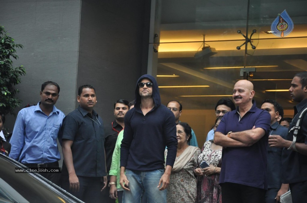 Hrithik Roshan Discharged Photos - 15 / 37 photos