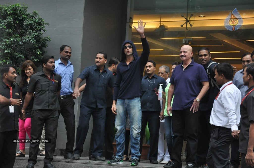 Hrithik Roshan Discharged Photos - 19 / 37 photos
