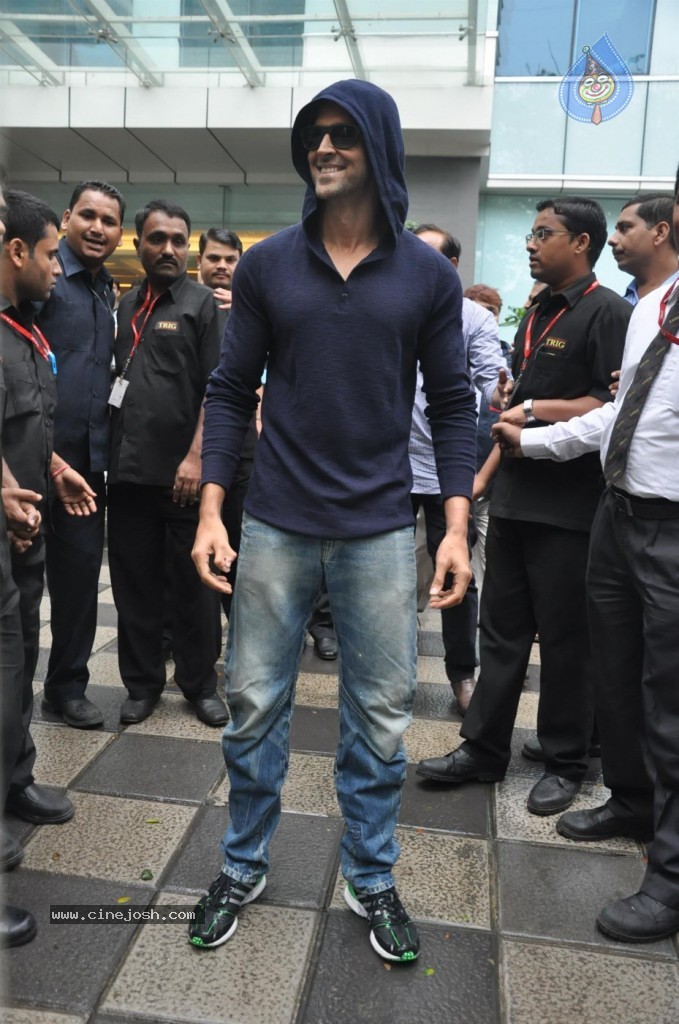 Hrithik Roshan Discharged Photos - 20 / 37 photos