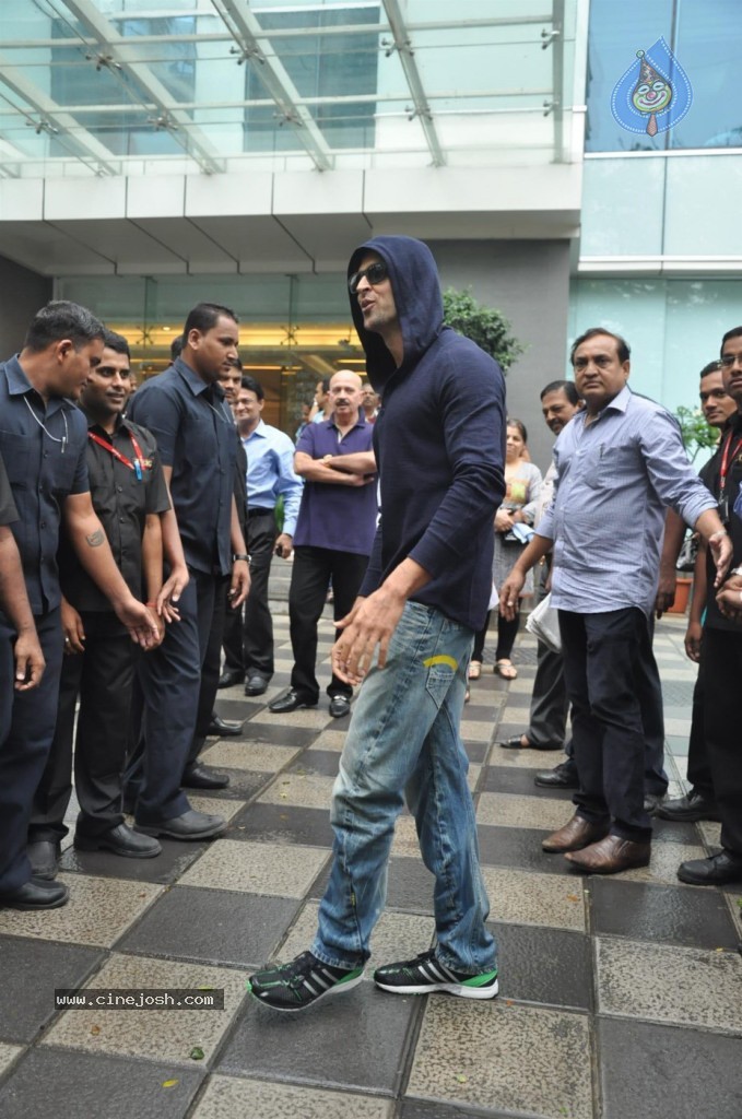 Hrithik Roshan Discharged Photos - 21 / 37 photos