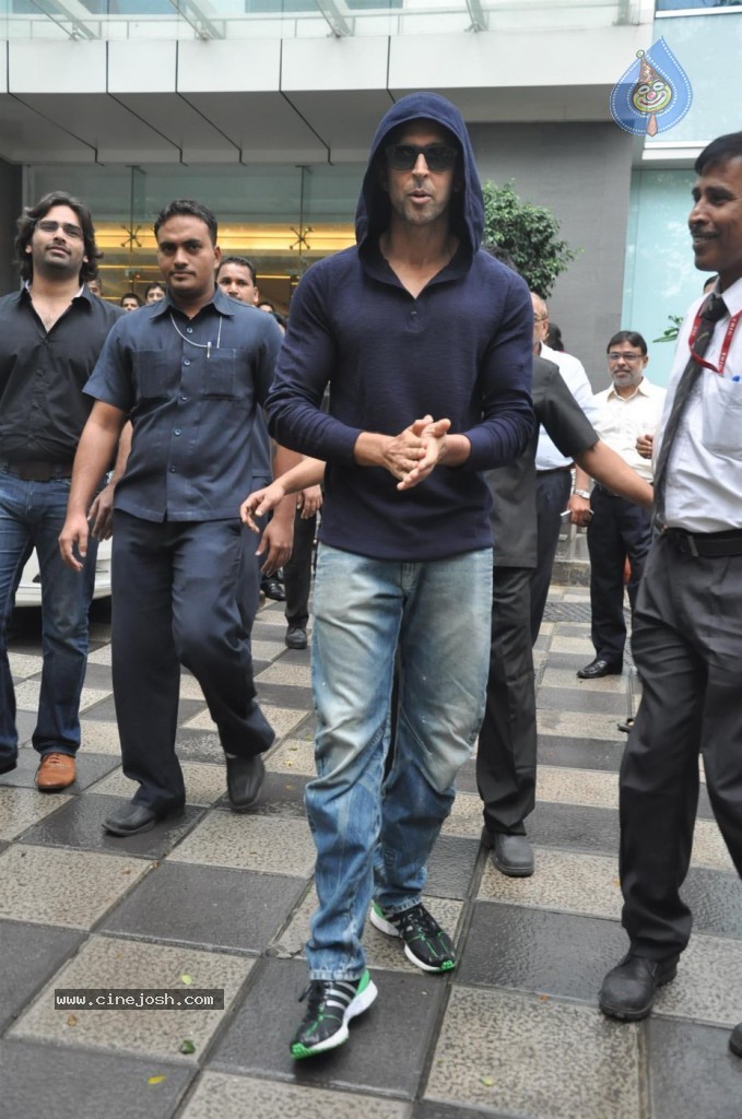 Hrithik Roshan Discharged Photos - 22 / 37 photos