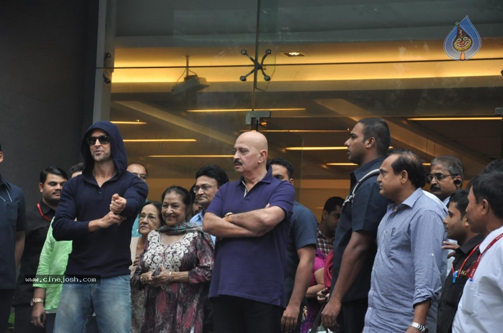 Hrithik Roshan Discharged Photos - 23 / 37 photos