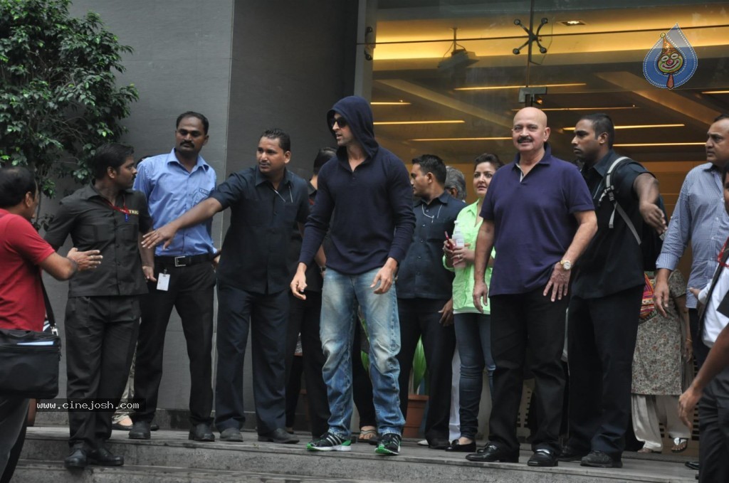 Hrithik Roshan Discharged Photos - 24 / 37 photos