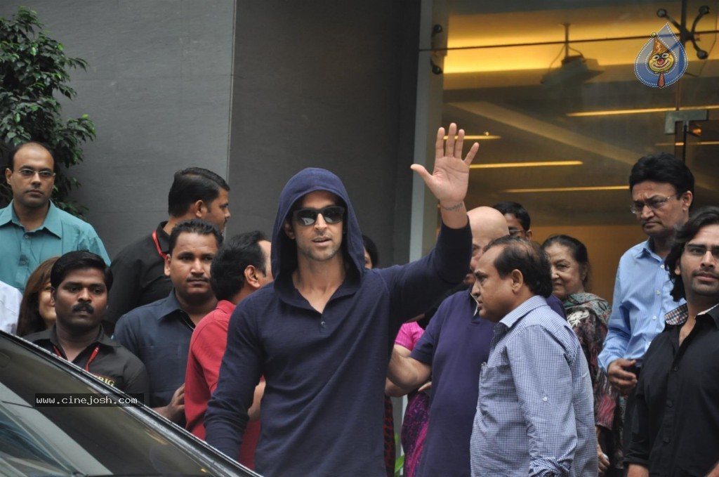Hrithik Roshan Discharged Photos - 27 / 37 photos