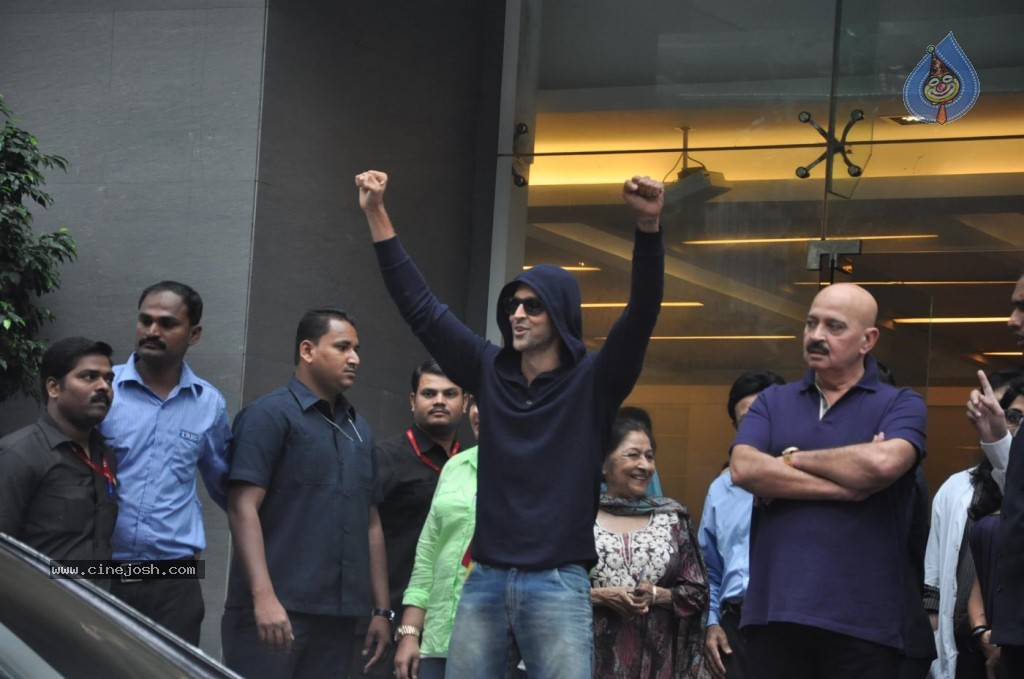 Hrithik Roshan Discharged Photos - 29 / 37 photos