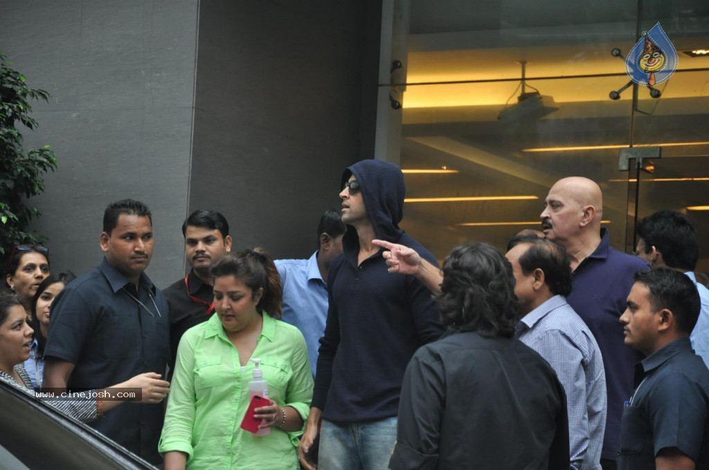 Hrithik Roshan Discharged Photos - 32 / 37 photos