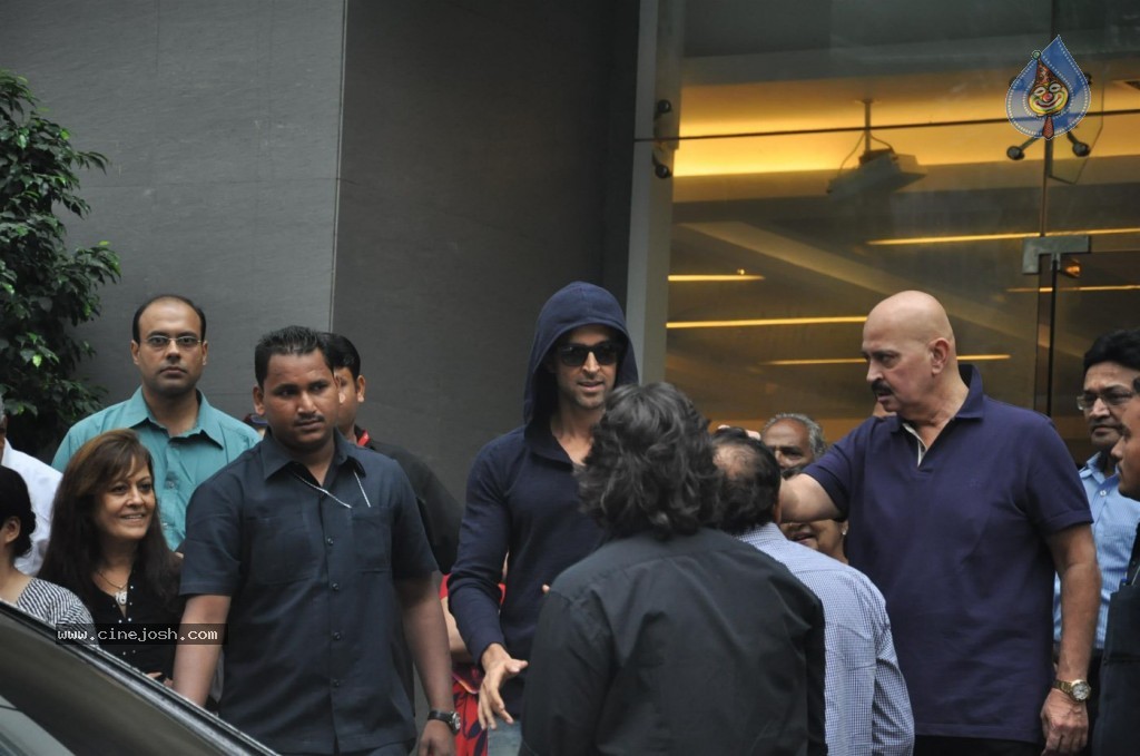 Hrithik Roshan Discharged Photos - 35 / 37 photos