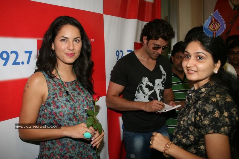 Hrithik Roshan n Barbara Mori at 92.7 BIG FM Studio - 6 / 23 photos