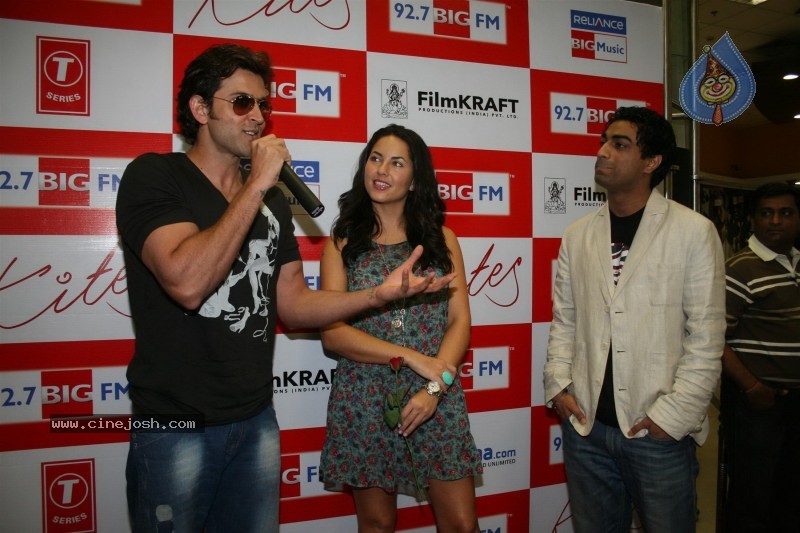 Hrithik Roshan n Barbara Mori at 92.7 BIG FM Studio - 7 / 23 photos