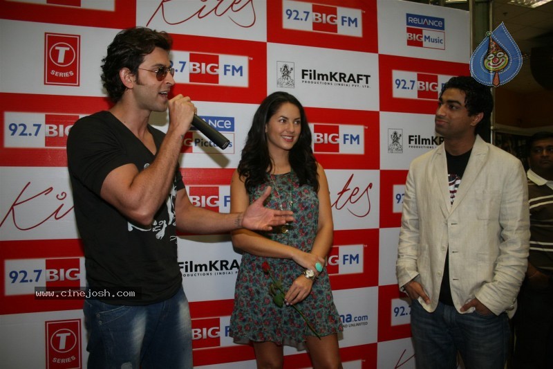 Hrithik Roshan n Barbara Mori at 92.7 BIG FM Studio - 21 / 23 photos