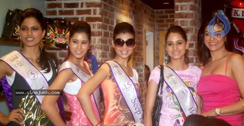 I AM SHE 2011 Make Public Appearance Event - 22 / 35 photos