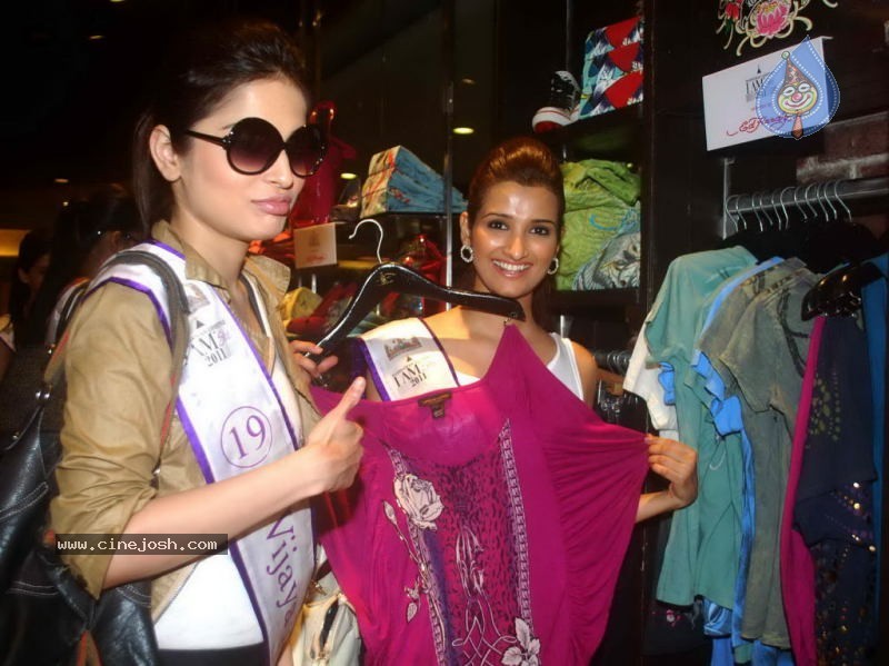 I AM SHE 2011 Make Public Appearance Event - 28 / 35 photos