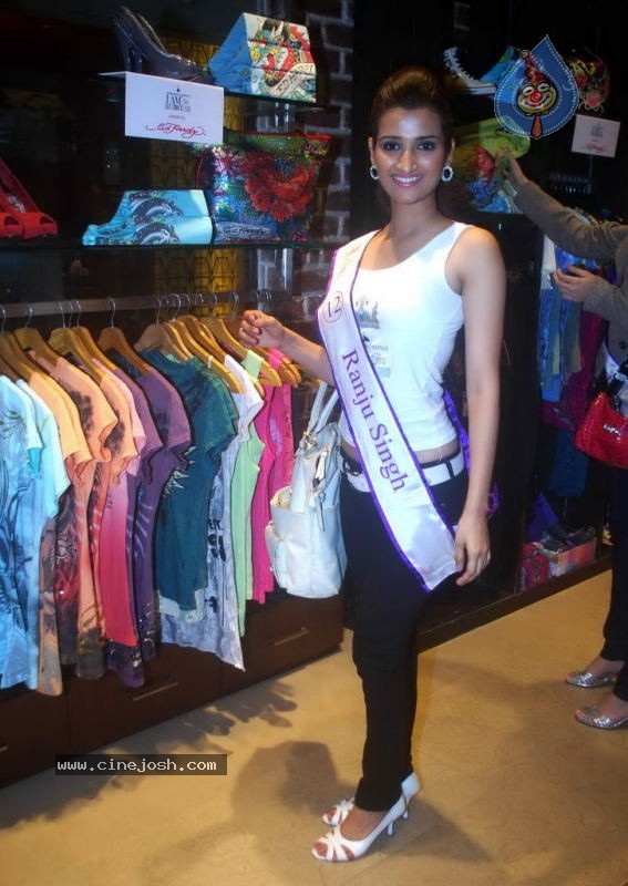 I AM SHE 2011 Make Public Appearance Event - 30 / 35 photos