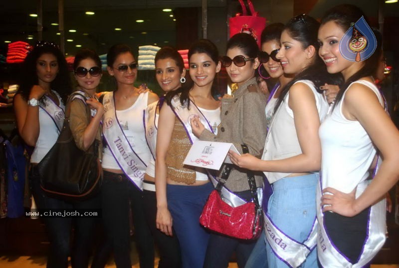 I AM SHE 2011 Make Public Appearance Event - 34 / 35 photos