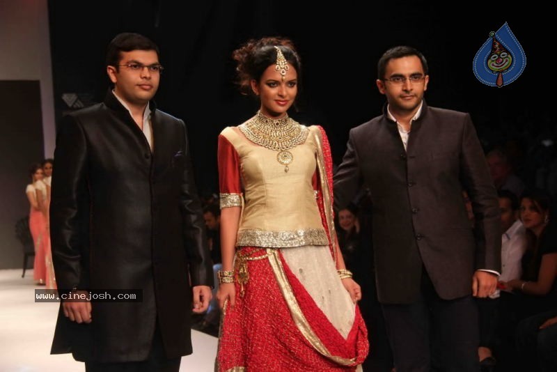 IIJW 2011 Ramp Walk Show Day 3 - 80 / 81 photos