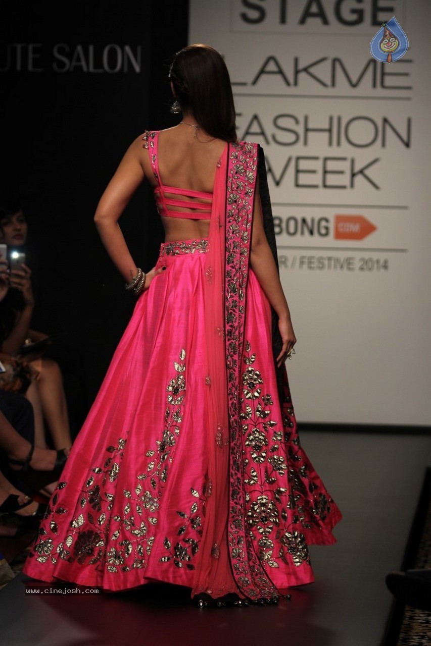Ileana n Shruti Haasan Walks the Ramp at LFW 2014 - 9 / 34 photos