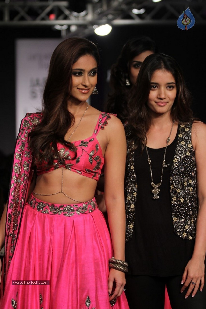 Ileana n Shruti Haasan Walks the Ramp at LFW 2014 - 10 / 34 photos