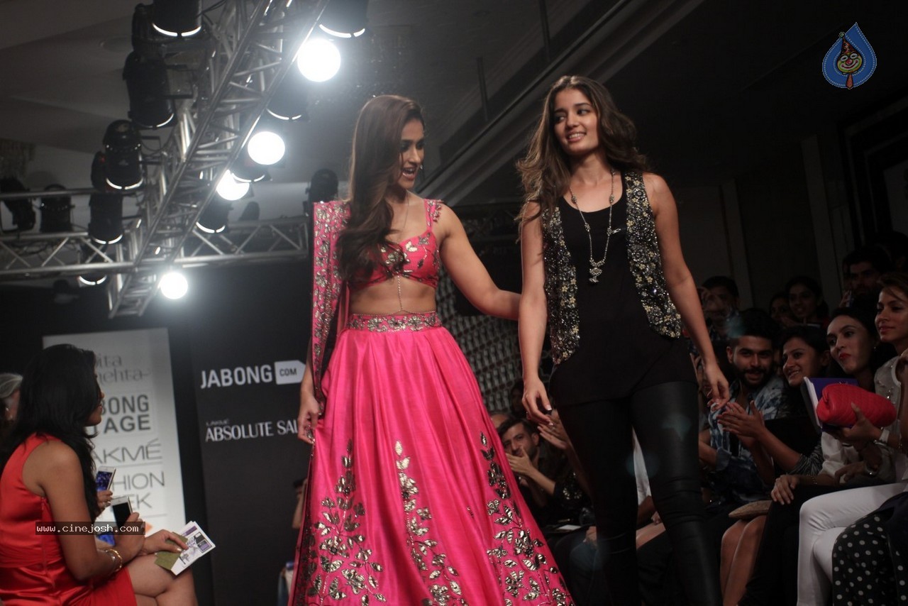 Ileana n Shruti Haasan Walks the Ramp at LFW 2014 - 13 / 34 photos