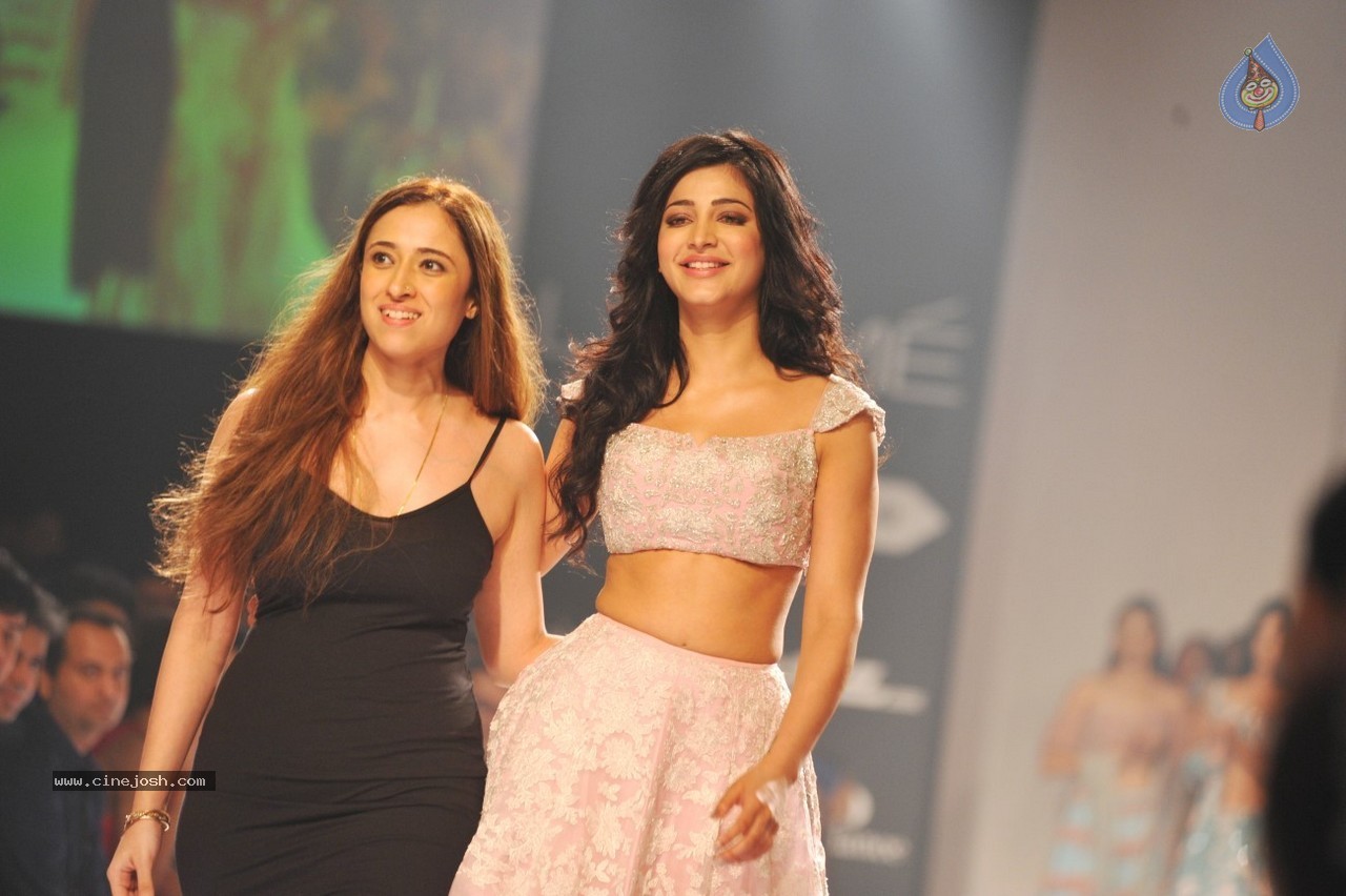 Ileana n Shruti Haasan Walks the Ramp at LFW 2014 - 14 / 34 photos