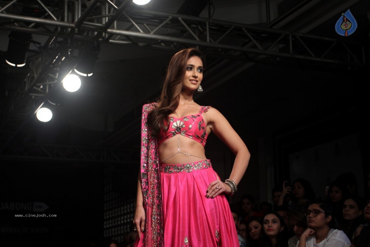 Ileana n Shruti Haasan Walks the Ramp at LFW 2014 - 15 / 34 photos