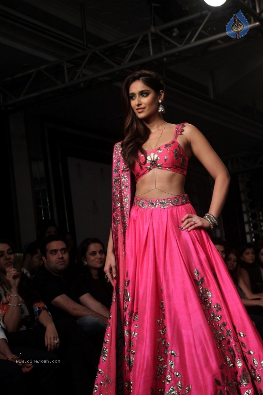 Ileana n Shruti Haasan Walks the Ramp at LFW 2014 - 21 / 34 photos