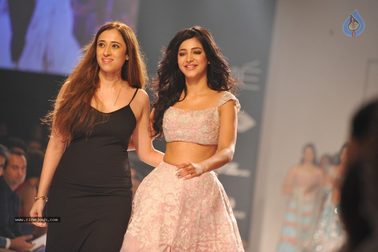 Ileana n Shruti Haasan Walks the Ramp at LFW 2014 - 22 / 34 photos