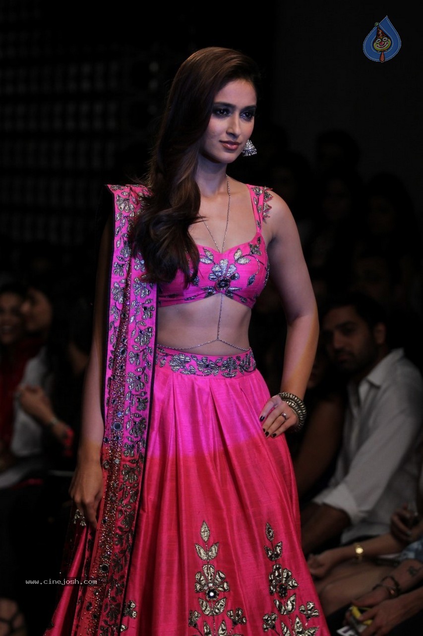 Ileana n Shruti Haasan Walks the Ramp at LFW 2014 - 23 / 34 photos