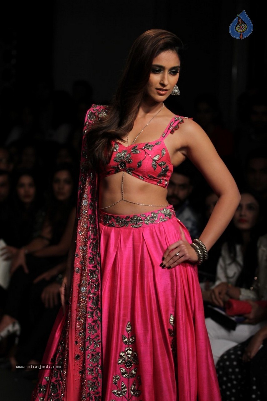 Ileana n Shruti Haasan Walks the Ramp at LFW 2014 - 31 / 34 photos