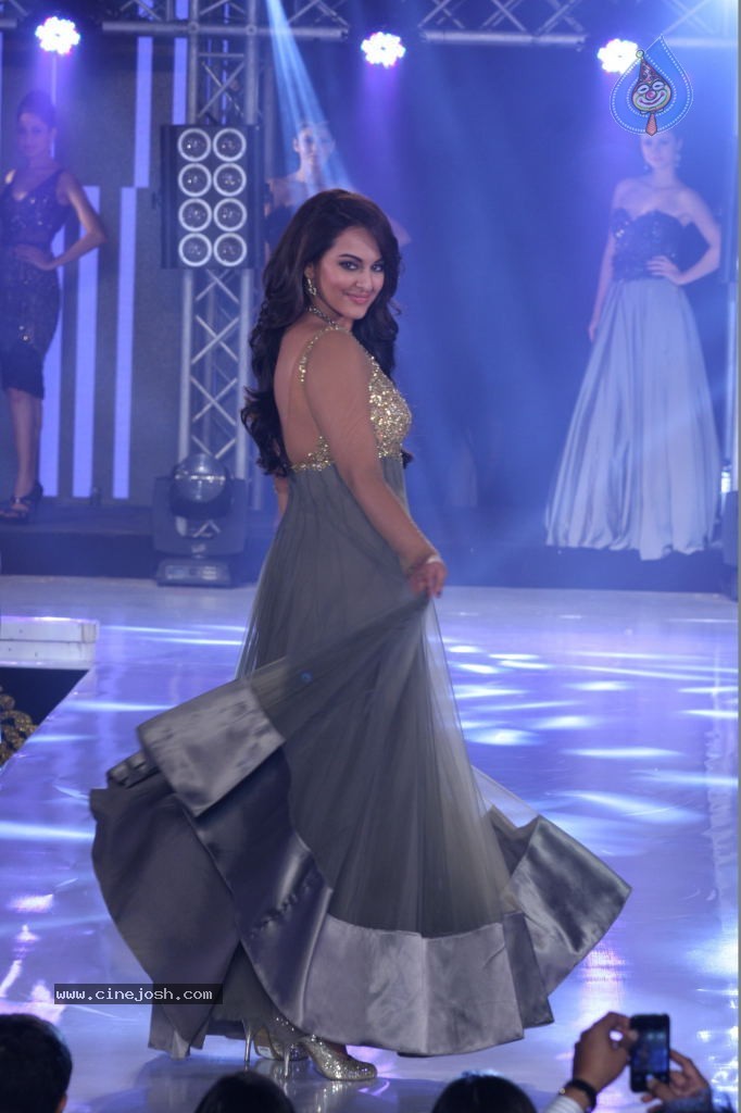 India Bullion n Jewellery Awards Fashion Show - 14 / 40 photos