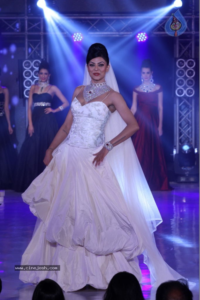 India Bullion n Jewellery Awards Fashion Show - 16 / 40 photos