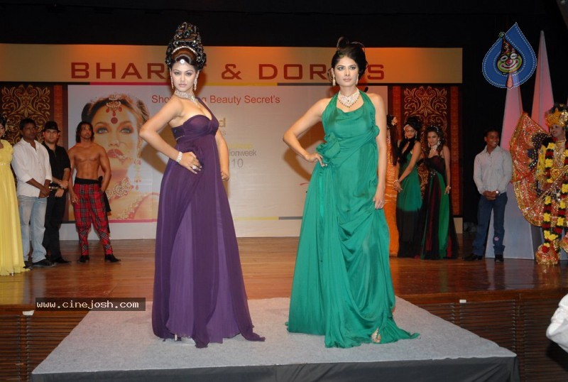 Isha Koppikar n Aarti Chabria ramp walk at Fashion Week 2010 - 23 / 50 photos