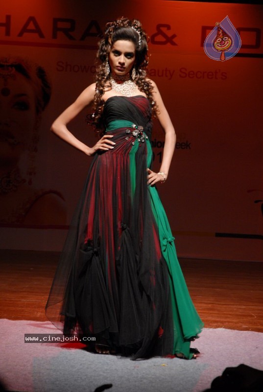 Isha Koppikar n Aarti Chabria ramp walk at Fashion Week 2010 - 26 / 50 photos