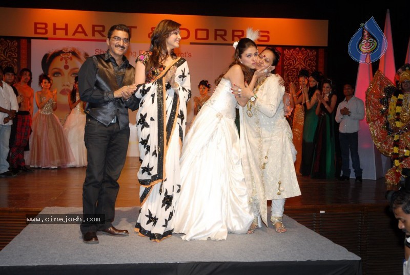 Isha Koppikar n Aarti Chabria ramp walk at Fashion Week 2010 - 34 / 50 photos