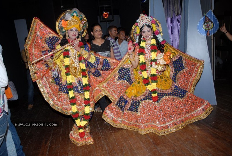 Isha Koppikar n Aarti Chabria ramp walk at Fashion Week 2010 - 36 / 50 photos