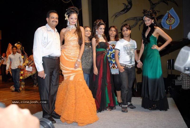 Isha Koppikar n Aarti Chabria ramp walk at Fashion Week 2010 - 38 / 50 photos