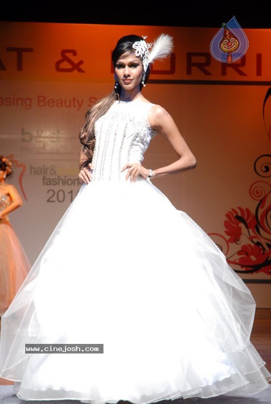 Isha Koppikar n Aarti Chabria ramp walk at Fashion Week 2010 - 49 / 50 photos